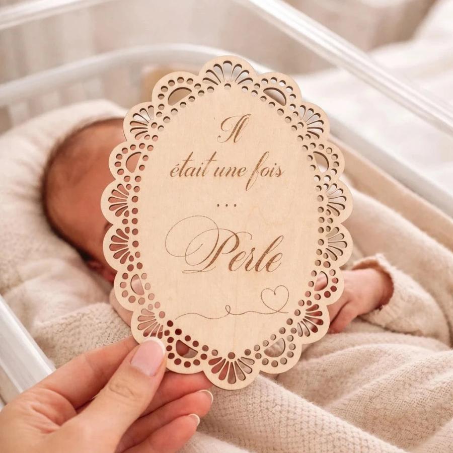 Carte de naissance ovale en bois personnalisée